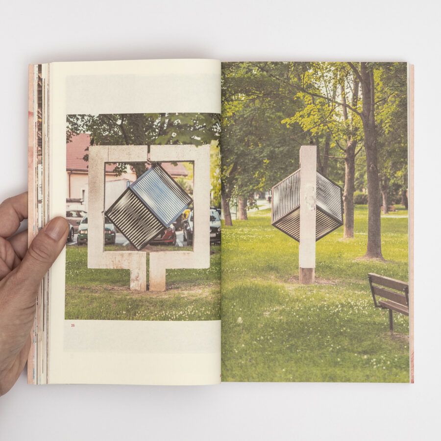 Čierne diery book spread