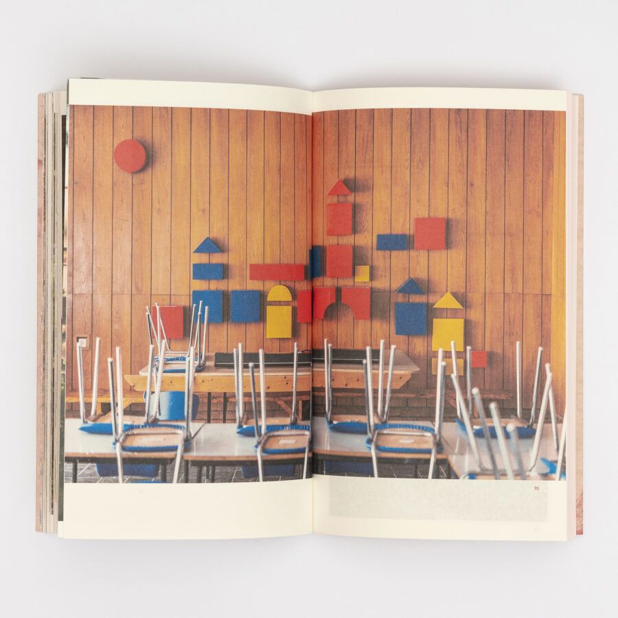 Čierne diery book spread