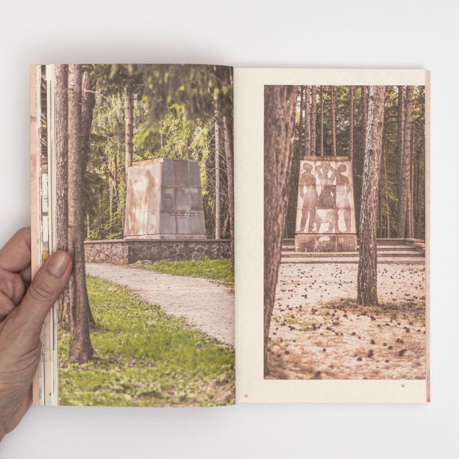 Čierne diery book spread